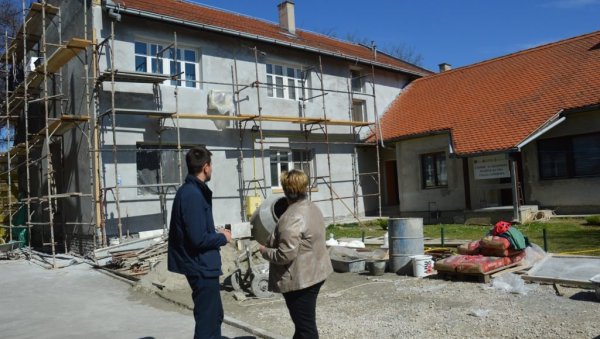 НАСТАВЉЕНО СА ПОДРШКОМ: Фасада Црвеног крста у Сомбору добија нови изглед