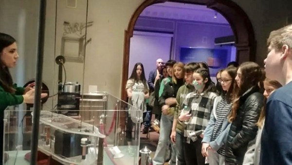 МАТУРАНТИ ОБИШЛИ ТЕСЛИН МУЗЕЈ: Општина Палилула и Канцеларија за младе организовали посету музеја Николе Тесле