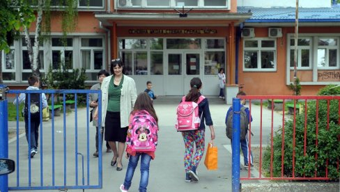 ĐAČKI DINAR NIJE OBAVEZAN, A ŠALJU OPOMENE: Pojedine škole pritiskaju roditelje da izmire dugovanja veća i od 3.000 dinara