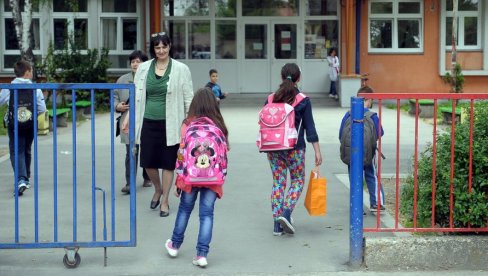 VELIKE IZMENE ZA SRPSKE OSNOVCE: Novi pravilnici stupaju na snagu od 1. septembra, ove novine čekaju đake