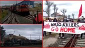 НАТО УБИЦЕ, ИДИТЕ КУЋИ! Грчки комунисти блокирали воз крцат оружјем и оклопним возилима за Украјину (ВИДЕО)