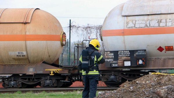 НЕМА ОПАСНОСТИ: У Смедереву исклизнула из шина композиција са нафтним гасом (ФОТО)