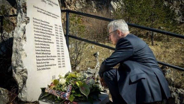 НЕПОТПУН БЕЗ ИМЕНА СВИХ ЖРТАВА: Амбасадор САД у БиХ код споменика на Казанима