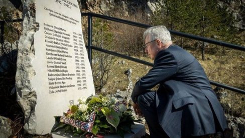 NEPOTPUN BEZ IMENA SVIH ŽRTAVA: Ambasador SAD u BiH kod spomenika na Kazanima