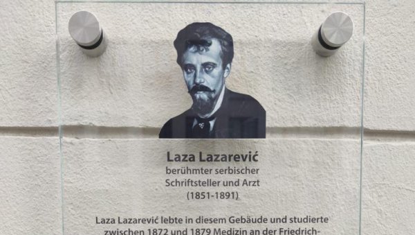 ОТКРИВЕНА СПОМЕН-ПЛОЧА ЛАЗИ ЛАЗАРЕВИЋУ: Обележје на згради где је живео у време студија