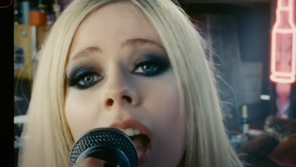 РОМАНТИЧНА ПРОСИДБА У ПАРИЗУ: Аврил Лавињ и певач се верили након годину дана везе (ФОТО)