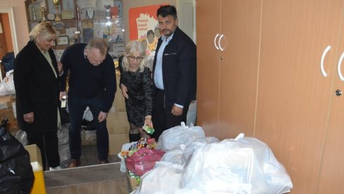 OBELEŽEN DAN ROMA NA ČUKARICI: Opština i Crveni krst pripremili 1.000 slatkih paketa za mališane iz romskih naselja