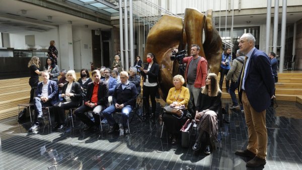 ПЕТЉОМ ОТПЛАТИО ДУГ: Награда Милош Црњански уручена Дејану Алексићу у Народној библиотеци Србије