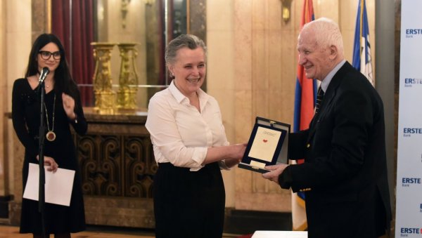 ШКОЛИЦА ЗАТВАРА КРУГОВЕ: Награда Момо Капор за књижевност у Скупштини града Београда уручена Весни Голдсворти