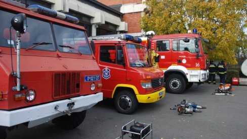 ZAPALILO SE VOZILO U BEOGRADU: Prikolica kamiona u plamenu (VIDEO)