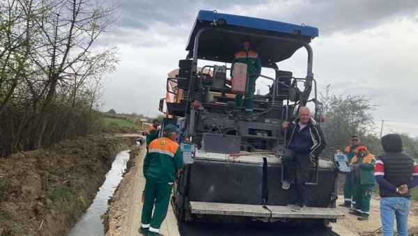 АСФАЛТИРАЈУ РАШИЋА КРАЈ: Пресвлаче још два километра у обреновачком насељу