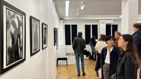 SEĆANJE NA NEVINE SVECE: Izložba fotografija Milomira Kovačevića Strašnog u Kulturnom centru Srbije u Parizu