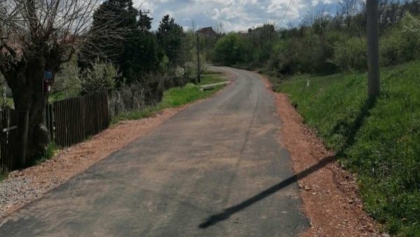 ПУТАРИ РАДЕ ШИРОМ ЧУКАРИЦЕ: Завршена улица у Великој Моштаници, а у наредном периоду биће сређене улице на Јулином брду, Сремчици и Рушњу
