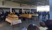 TRI KOVČEGA ZA UBIJENU PORODICU: Na Ateničkom groblju u Čačku sahranjeni Glišovići (FOTO/VIDEO)