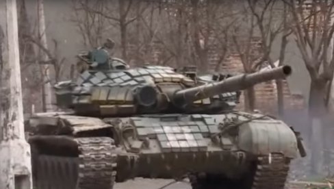 POGLEDAJTE - RUSKI TENKISTI NA FRONTU U LNR: Ja se vozim u tenku, a on me gađa iz bacača granata sa 30 metara (VIDEO)