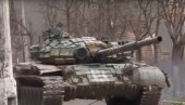 POGLEDAJTE - RUSKI TENKOVI NA PRVOJ LINIJI FRONTA: Uništavaju vatrene tačke ukrajinskih jedinica (VIDEO)