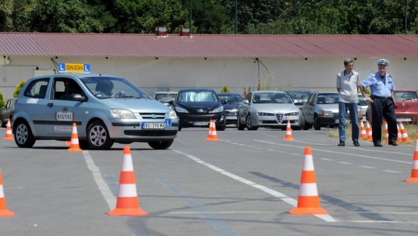 САД ФАЛЕ ИНСТРУКТОРИ: Два месеца се чека на часове вожње