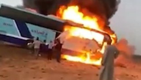 U EGIPTU POGINULO DESET OSOBA: Eksplodirao turistički autobus posle sudara sa kamionom (FOTO/VIDEO)