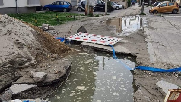 МЕШАЊЕ ЧИСТЕ И ОТПАДНЕ ВОДЕ: У насељу Крњача излила се канализација у ископани ров где се налазе цеви