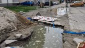MEŠANJE ČISTE I OTPADNE VODE: U naselju Krnjača izlila se kanalizacija u iskopani rov gde se nalaze cevi