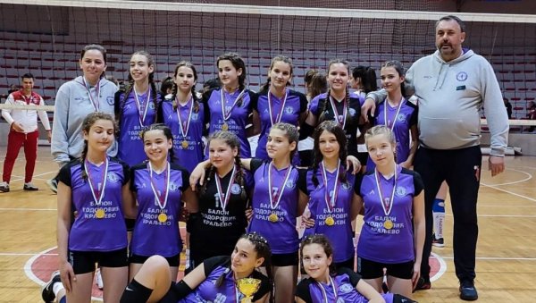 ТРОСТРУКА КРУНА ТЕХНИЧАРКИ Младе краљевачке одбојкашице без премца у Рашко-расинском округу