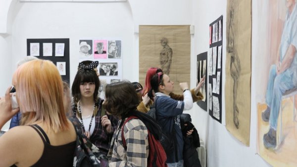 МЛАДИ УМЕТНИЦИ ЗА ПОНОС: Отворена изложба радова ученика Уметничке школе у Краљеву