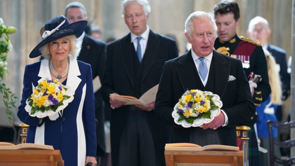 ПРИНЦ ЧАРЛС ДЕЛИО НОВЧИЋЕ: Краљица Елизабета данас није присуствовала Великој служби у Виндзору (ФОТО)