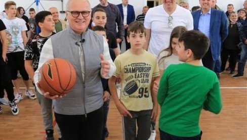 SALA POSLE DVA VEKA: Vesić podelio sportske rekvizite đacima OŠ Karađorđe u Ostružnici