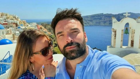 LJUBAV U TIRKIZNO-BELOM: Jelena Tomašević i Ivan Bosiljčić uživaju na Santoriniju (FOTO)