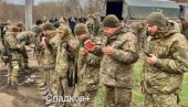SA RUKAMA U VIS IZLAZE IZ BUNKERA: Snimak predaje pripadnika VSU ruskim jedinicama (VIDEO)