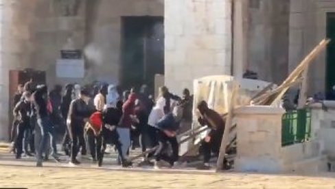 SUKOBI U DŽAMIJI U JERUSALIMU: Povređeno najmanje 20 osoba (FOTO/VIDEO)