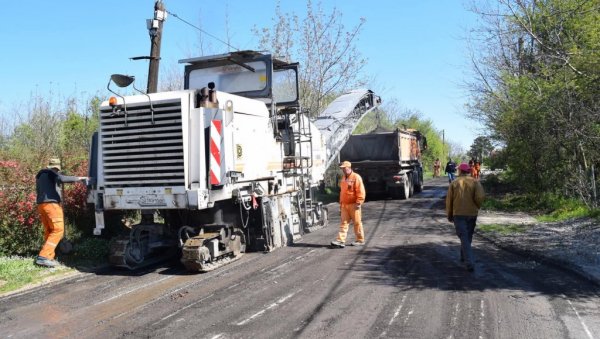НОВ АСФАЛТ У СИМЕ МАРКОВИЋА: Обнављају део саобраћајнице у Борачком вису