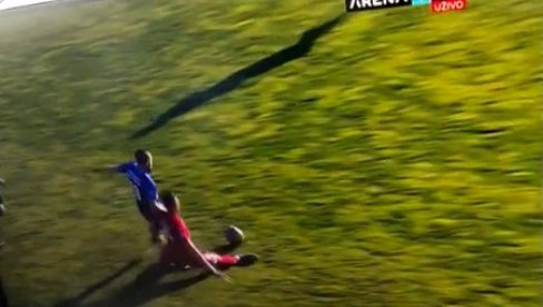 UZNEMIRUJUĆI VIDEO, IGRAČI SE HVATALI ZA GLAVU: Fudbaleru pukla noga nakon užasnog starta (VIDEO)