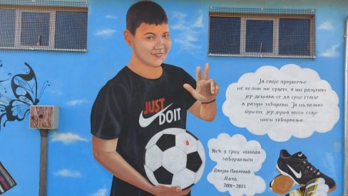 NASMEJAN, KAKVOG GA DRUGOVI PAMTE: Kod Trstenika osvanuo mural sa potresnim rečima za preminulog dečaka Damjana (13)
