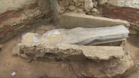 ОТКРИВЕНО БЛАГО ИЗ 13. ВЕКА: Откриће саркофага испод Нотр Дама задивило археологе, чека се идентификација (ВИДЕО)