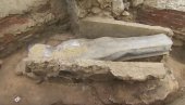 OTKRIVENO BLAGO IZ 13. VEKA: Otkriće sarkofaga ispod Notr Dama zadivilo arheologe, čeka se identifikacija (VIDEO)