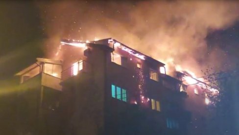 ČETIRI PORODICE OSTALE BEZ KROVA NAD GLAVOM: Posle sat i po borbe vatrogasci obuzdali vatrenu stihiju na Karaburmi (VIDEO)