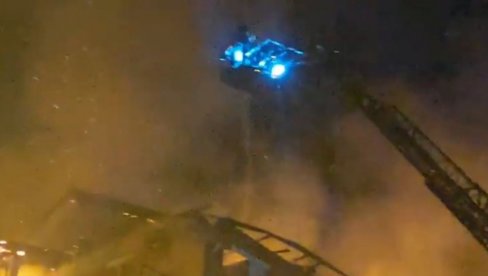 STIGLA DIZALICA, PLAMEN GASE IZ VAZDUHA: Posle dva sata borbe sa vatrenom stihijom, vatrogaci obuzdavaju požar (VIDEO)