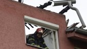 MIRIS GAREŽI JOŠ SE OSEĆA NA KARABURMI: Vatrogasci i dalje ispred zgrade u kojoj je sinoć izbio požar (FOTO)