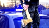СЕКИРОМ НАСРНУО НА БРАЧНИ ПАР ЗБОГ ПАРКИНГА: Узнемирујућа сцена у Чачку, полицајац јурио насилника