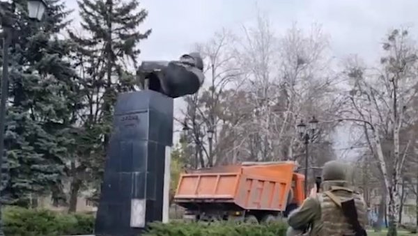 НАЦИЗАМ НА ДЕЛУ: Украјинска војска срушила споменик маршалу Георгију Жукову (ВИДЕО)