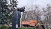 NACIZAM NA DELU: Ukrajinska vojska srušila spomenik maršalu Georgiju Žukovu (VIDEO)