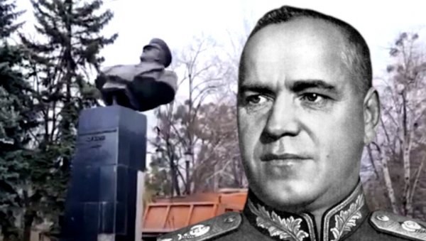 СПЕЦИЈАЛЦИ АЗОВА СРУШИЛИ СПОМЕНИК ЖУКОВУ! Руси моментално реаговали, лик чувеног генерала Украјинци бацили на депонију (ВИДЕО)