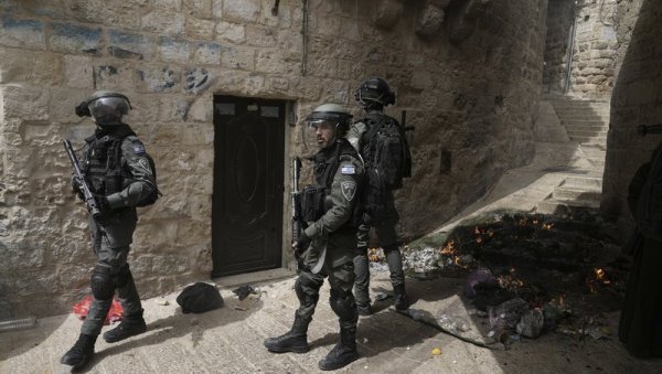 СУКОБИ У АЛ АКСИ У ЈЕРУСАЛИМУ: Повређено најмање 12 Палестинаца