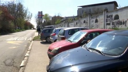 DO AUTOBUSA PREKO PARKINGA: Stajalište javnog prevoza u zemunskoj Banatskoj ulici godinama nelegalni prostor za ostavljanje automobila