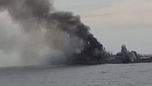 POJAVILI SE SNIMCI POTONUĆA MOSKVE: Crni dim kulja iz krstarice, brod nagnut na stranu (FOTO, VIDEO)