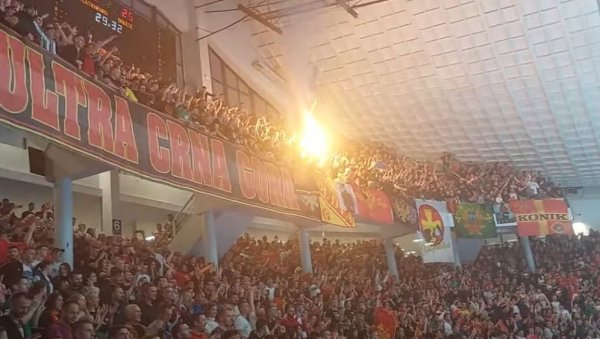 (ИСПРАВКА) Окренуте заставе у „Морачи“ део су кореографије, а не непоштовање државних симбола