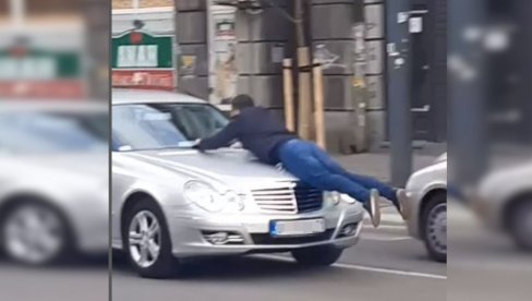 POSLE TUČE GA VOZIO NA HAUBI: Incident u centru Beograda, taksista i nepoznati muškarac razmenili i udarce (VIDEO)