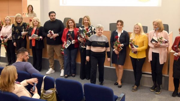 НАЈБОЉИМ СЕСТРАМА СРЕБРНИ ЗНАК НА ДАР: Априлски симпозијум Савеза удружења здравствених радника Београда