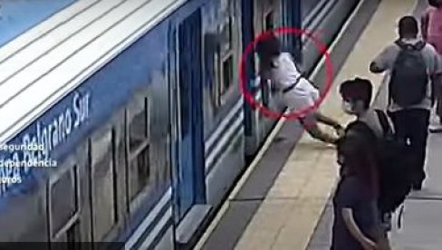 UZNEMIRUJUĆI SNIMAK Žena pala pod brzi voz: Nemam pojma kako sam uspela da ostanem živa... (VIDEO)